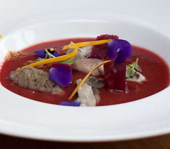 Gepocheerde roodbaars met rode bieten